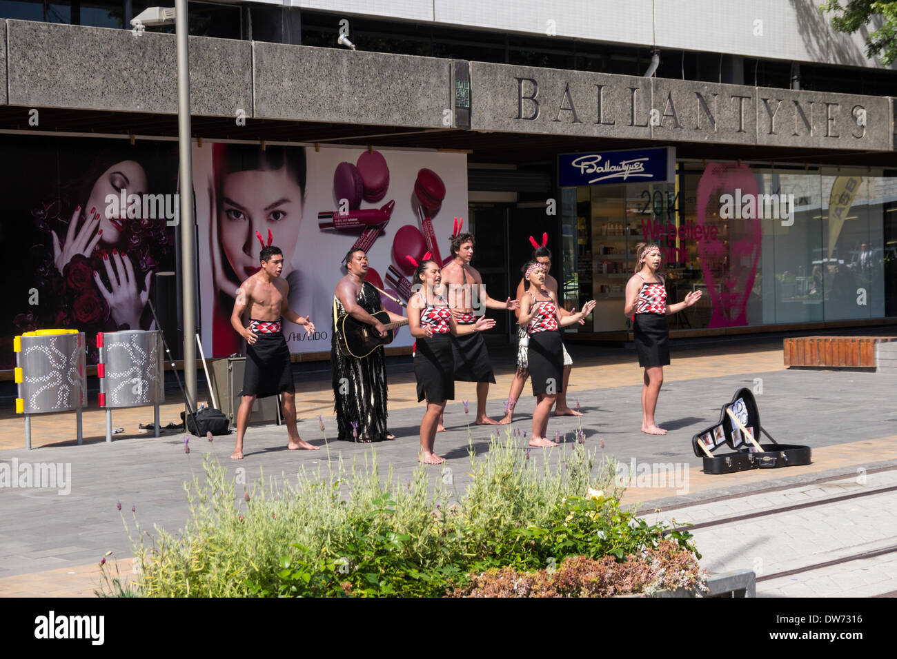 Maori Entertainer in der Container-Mall, Christchurch, New Zealand, mit Ballantynes Department Store im Hintergrund. Stockfoto