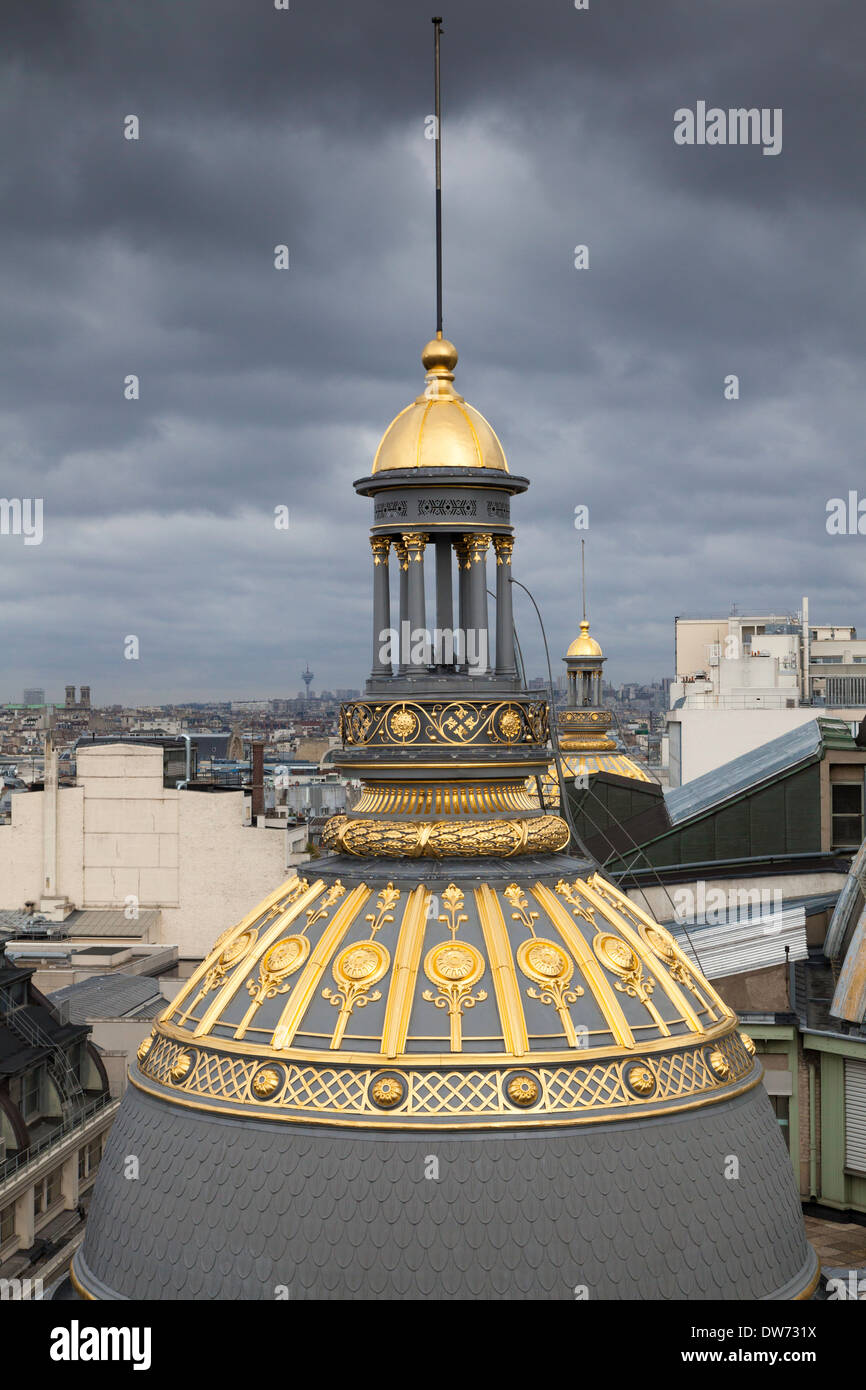 Vergoldete Türmchen auf dem Dach des Au Printemp, Paris, Frankreich Stockfoto