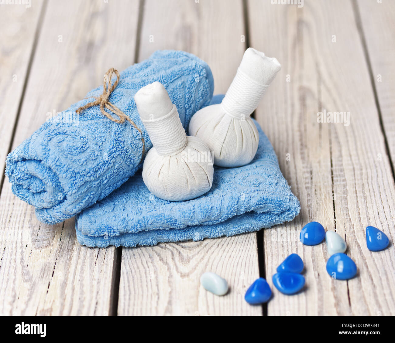 Spa-Massage mit thai herbal Compress Briefmarken. Baumwoll-Tasche gefüllt mit getrockneten Thaikräutern. Stockfoto