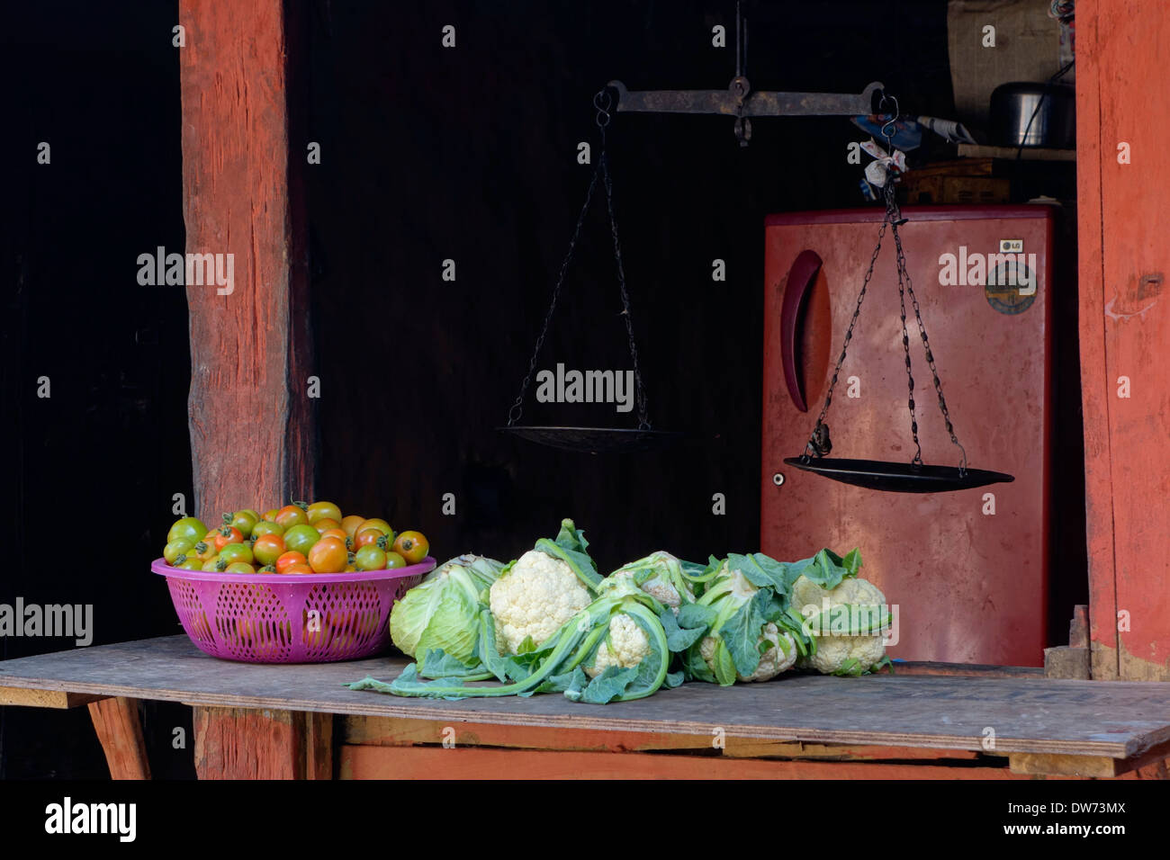 Gemüse auf dem Tresen der einen kleinen Laden in der Gorkha Region Nepals. Stockfoto
