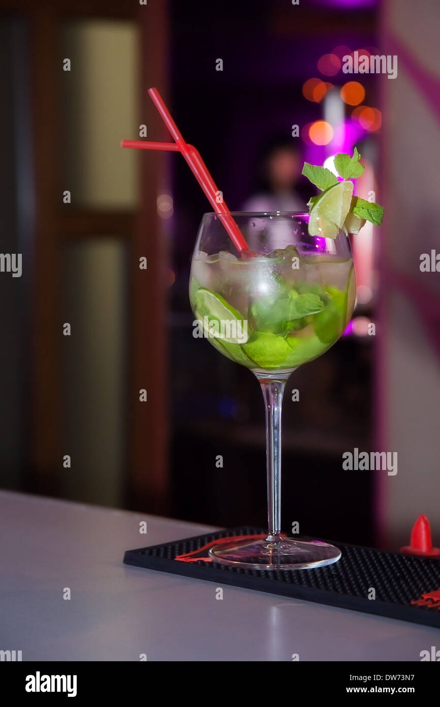 Alkohol trinken Mojito auf Bar. Cocktail Stockfoto