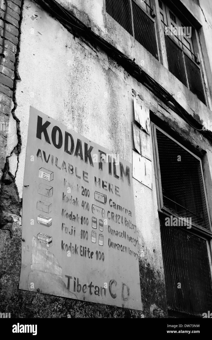 Alte Zeichen für Kodak-Film am Swayambu-Hügel in Kathmandu, Nepal. Stockfoto