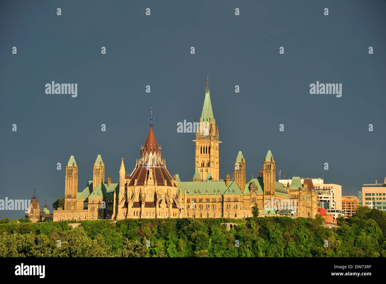 Das kanadische Parlamentsgebäude, gegen einen stürmischen Himmel. Platz für Text in den Himmel. Stockfoto