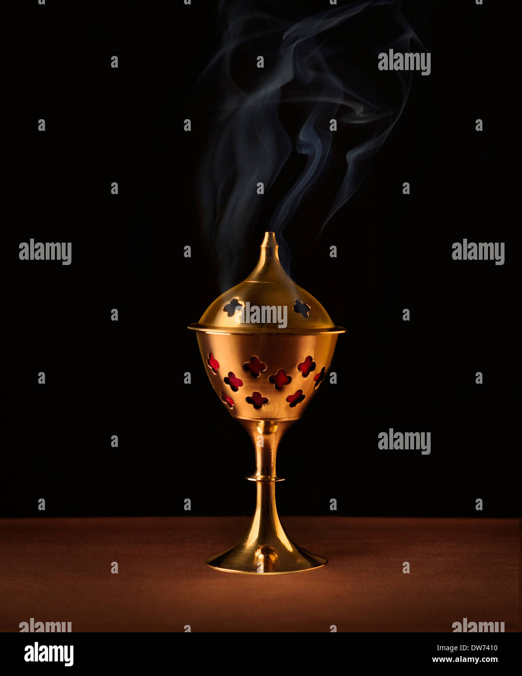 Aromatische Rauch aus einem arabischen Oud Brenner auf dunklem Hintergrund. Stockfoto