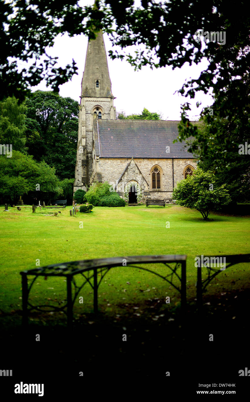 Schöne englische Kirche mit Friedhof Stockfoto