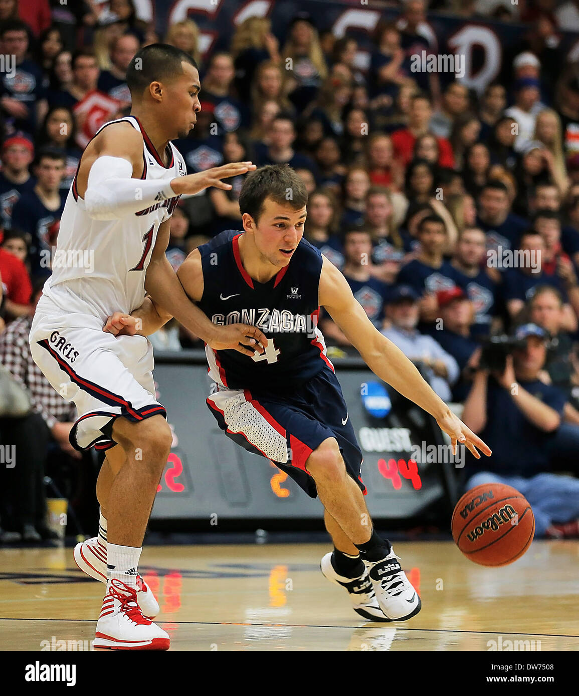 1. März 2014 kämpfen - Moraga, Kalifornien, USA - 1. März 2014 Moraga ca Usa Gonzaga G # 4 Kevin Pangos mit Gaels # 14 Stephen Holt Antrieb in der Mitte der die Farbe und der Gäste während der NCAA Männer Basketball-Spiel zwischen Gonzaga University Bulldogs und heiliges Marys Gaels 75 47 Sieg beim Mc Keon Pavillon Moraga Calif Stockfoto