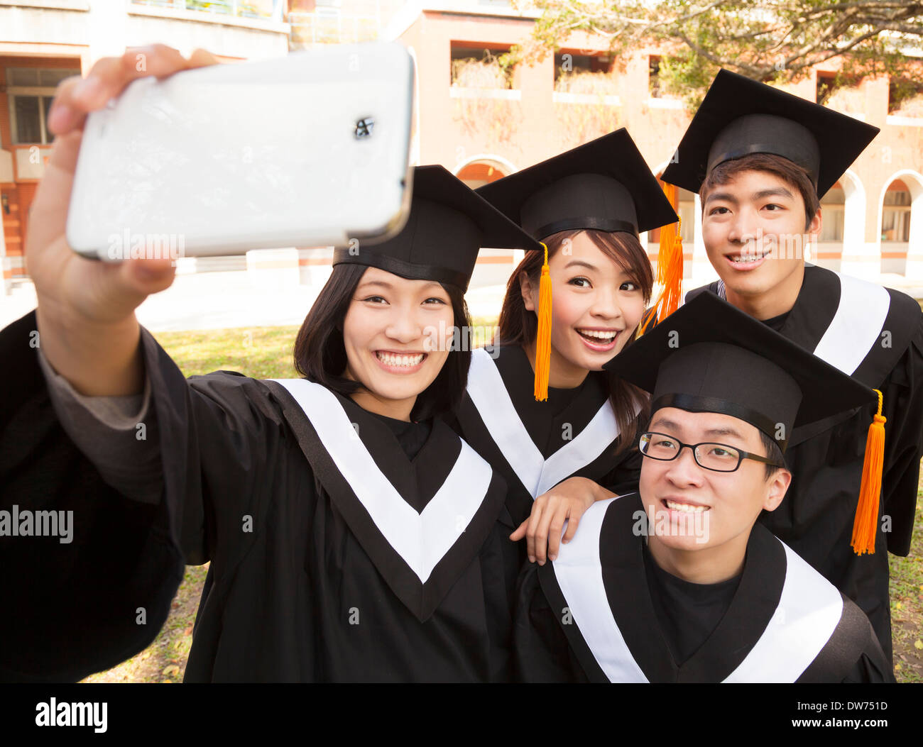 Gruppe von Absolventen, die Aufnahme mit Handy auf dem campus Stockfoto
