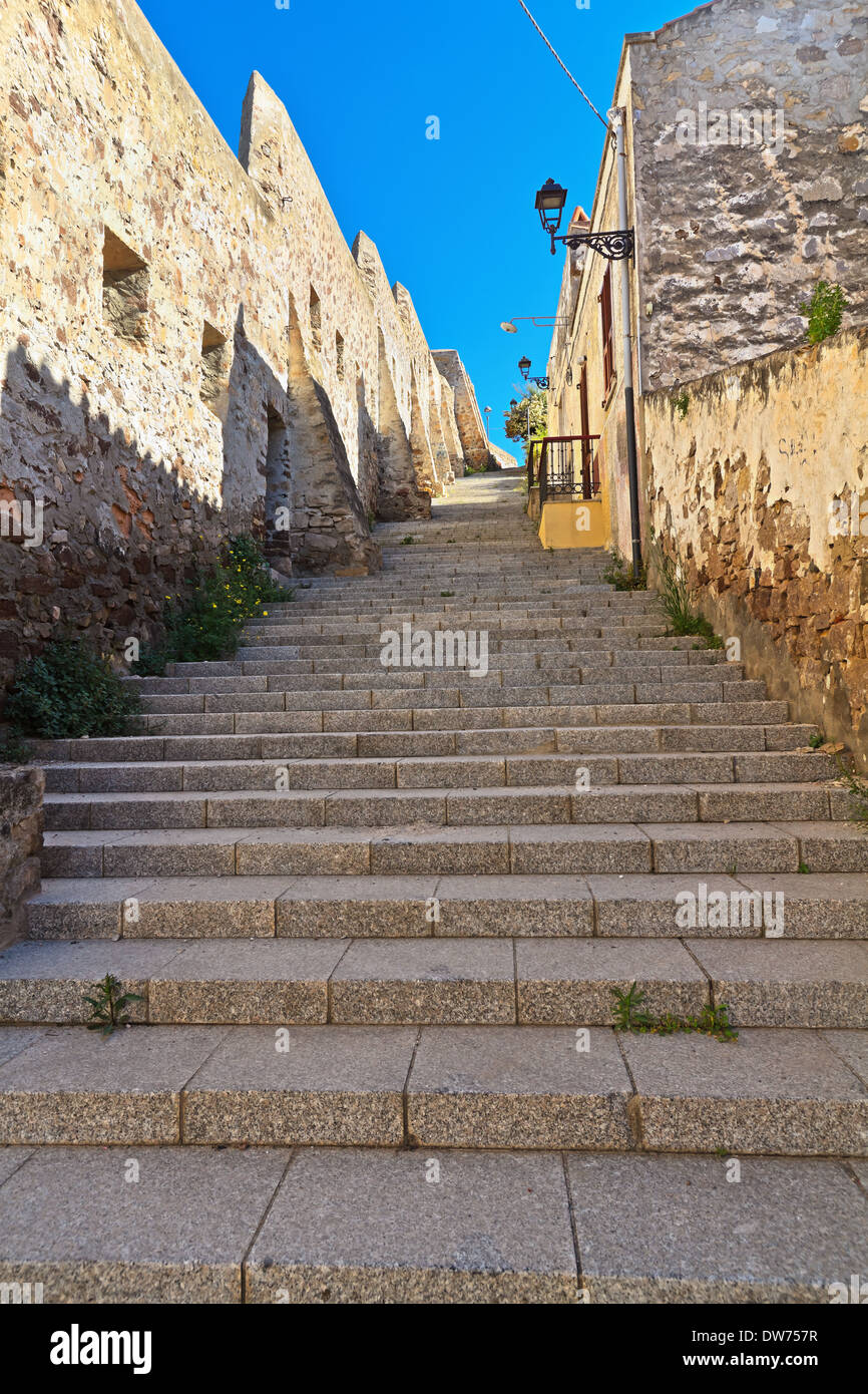 Treppe und alten Mauern in Carloforte, Sardinien, Italien Stockfoto