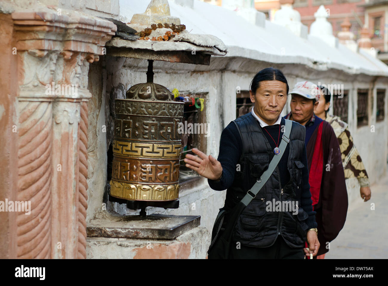 Anhänger dreht betenden Rad am Boudnath Stupa Kathmandu, Nepal Stockfoto