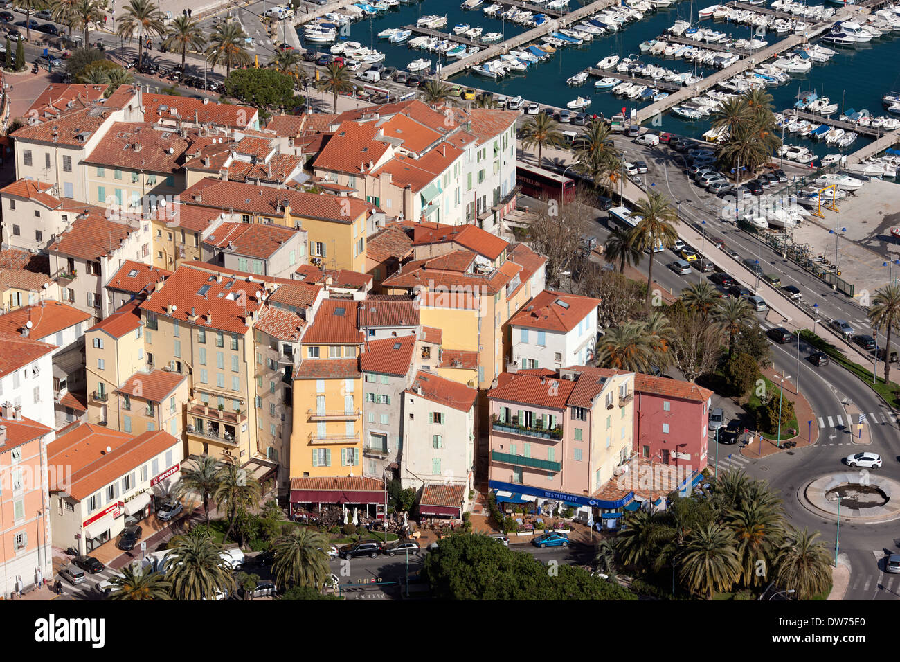 LUFTAUFNAHME. Die Altstadt von Menton, Alpes-Maritimes, Französische Riviera, Frankreich. Stockfoto