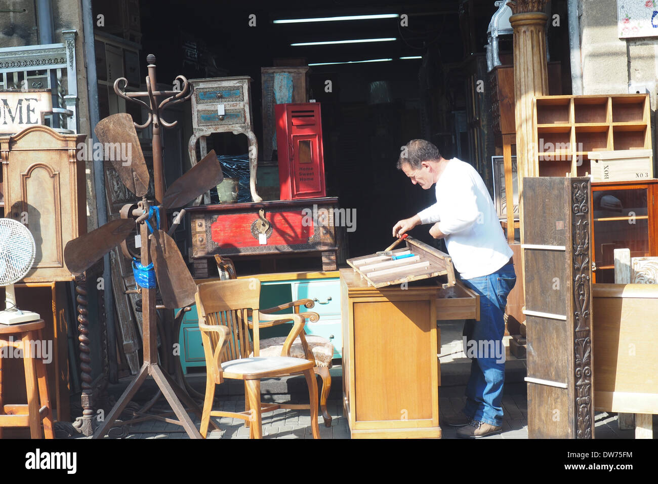 Hersteller arbeiten an alten Schubladen vor ein altes Möbelhaus in Jaffa, Yafo Stockfoto