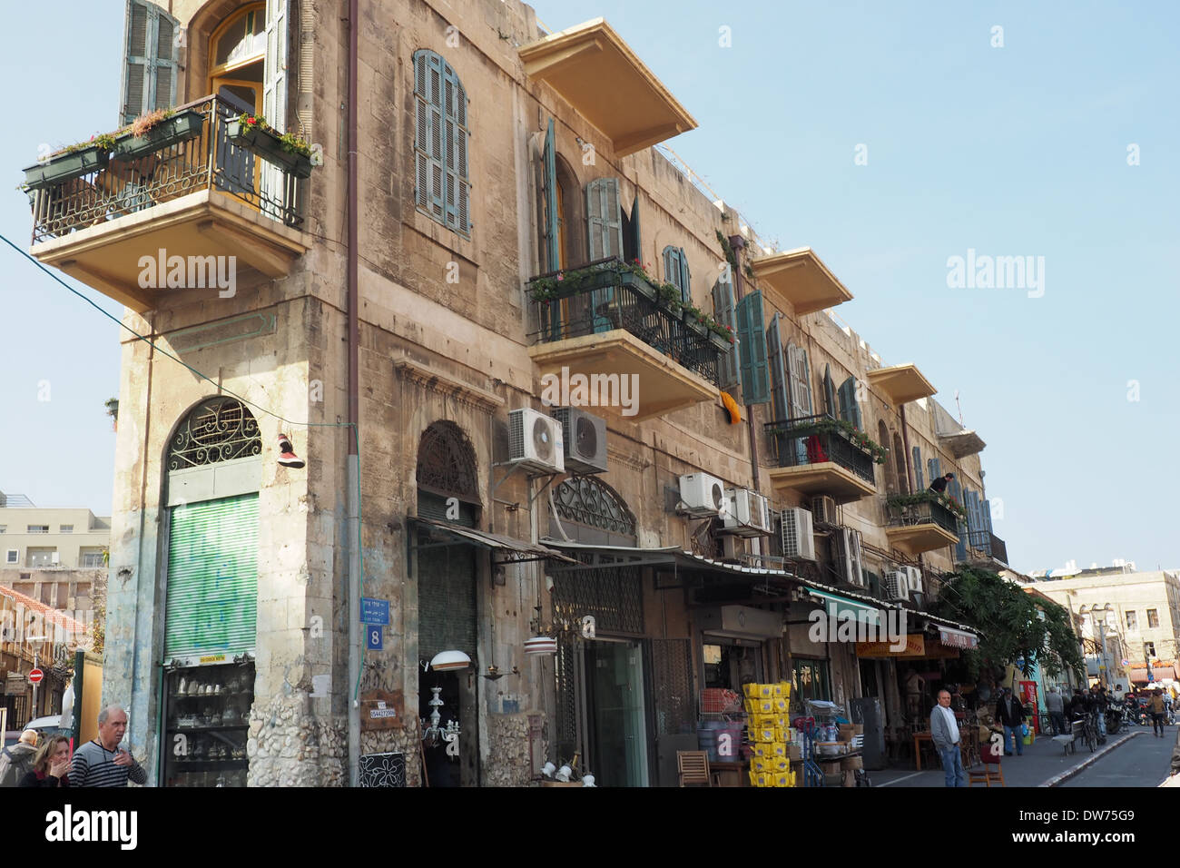 Schmale Gebäude der Apartments über Geschäfte in Jaffa, Yafo Stockfoto