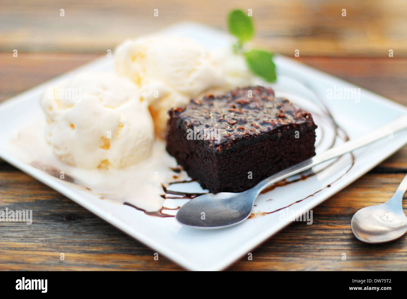 Schokoladen-Brownie und Eis Stockfoto