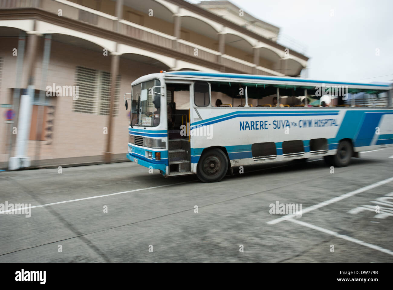 Ein Bus rast durch den hügeligen Gassen der Hauptstadt Suva, Fidschi auf der pazifischen Insel Viti Levu. Stockfoto