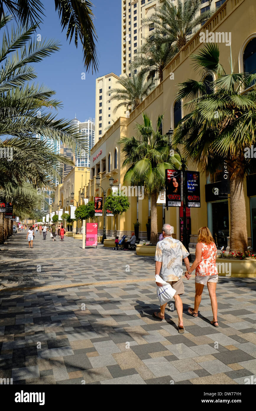 Die zu Fuß zu Geschäften und Restaurants Straße am Jumeirah Beach Residence (JBR) in Dubai Vereinigte Arabische Emirate Stockfoto