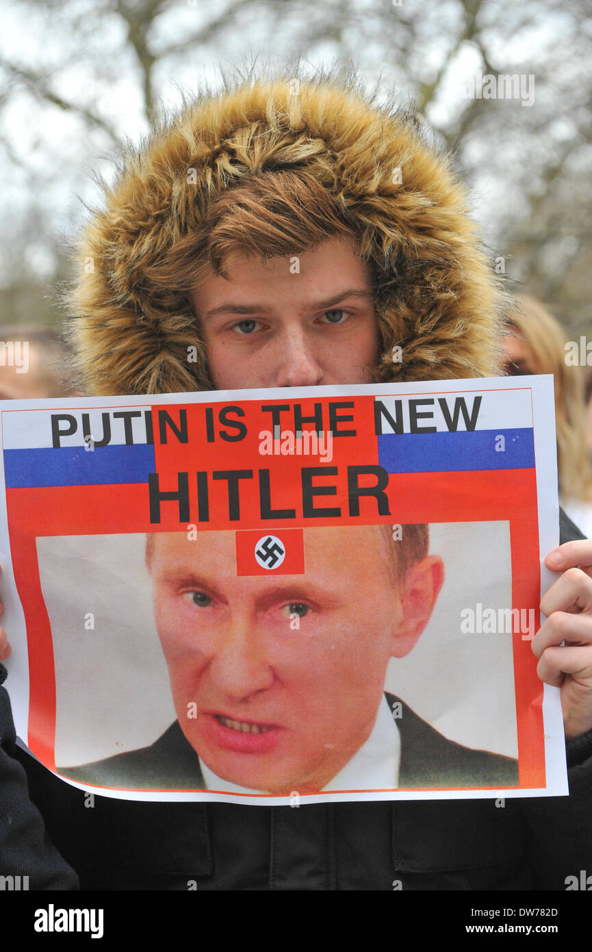 Grosvenor Square, London, UK. 2. März 2014. Ukrainer halten Banner bei einem Protest gegen die russische Intervention in der Ukraine. Bildnachweis: Matthew Chattle/Alamy Live-Nachrichten Stockfoto