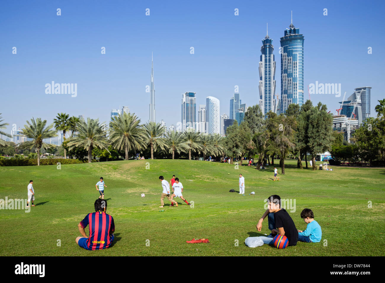 Männer spielen Fußball in Al Safa Park in Dubai Vereinigte Arabische Emirate Stockfoto