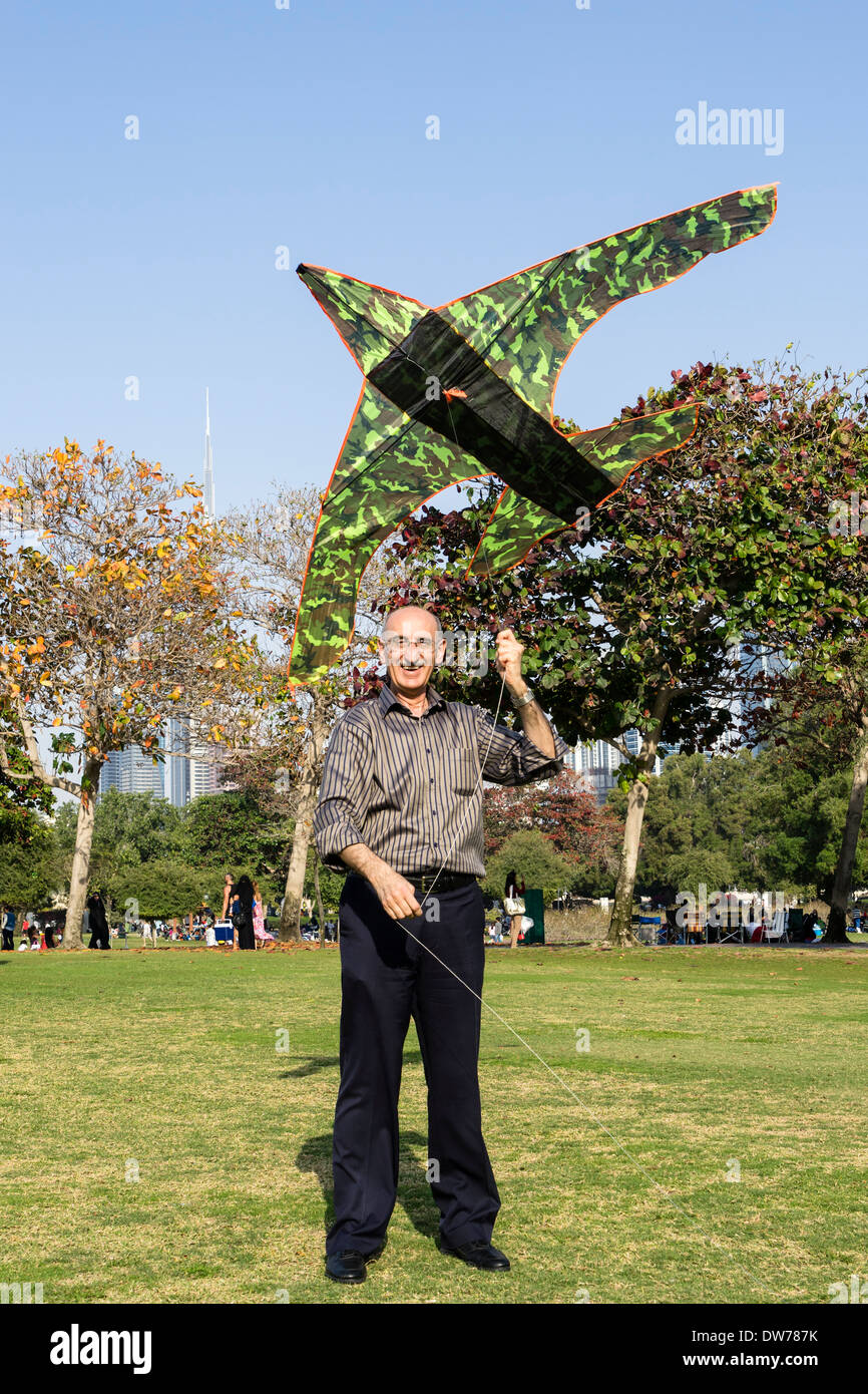 Mann mit einem Drachen in Al Safa Park in Dubai Vereinigte Arabische Emirate Stockfoto