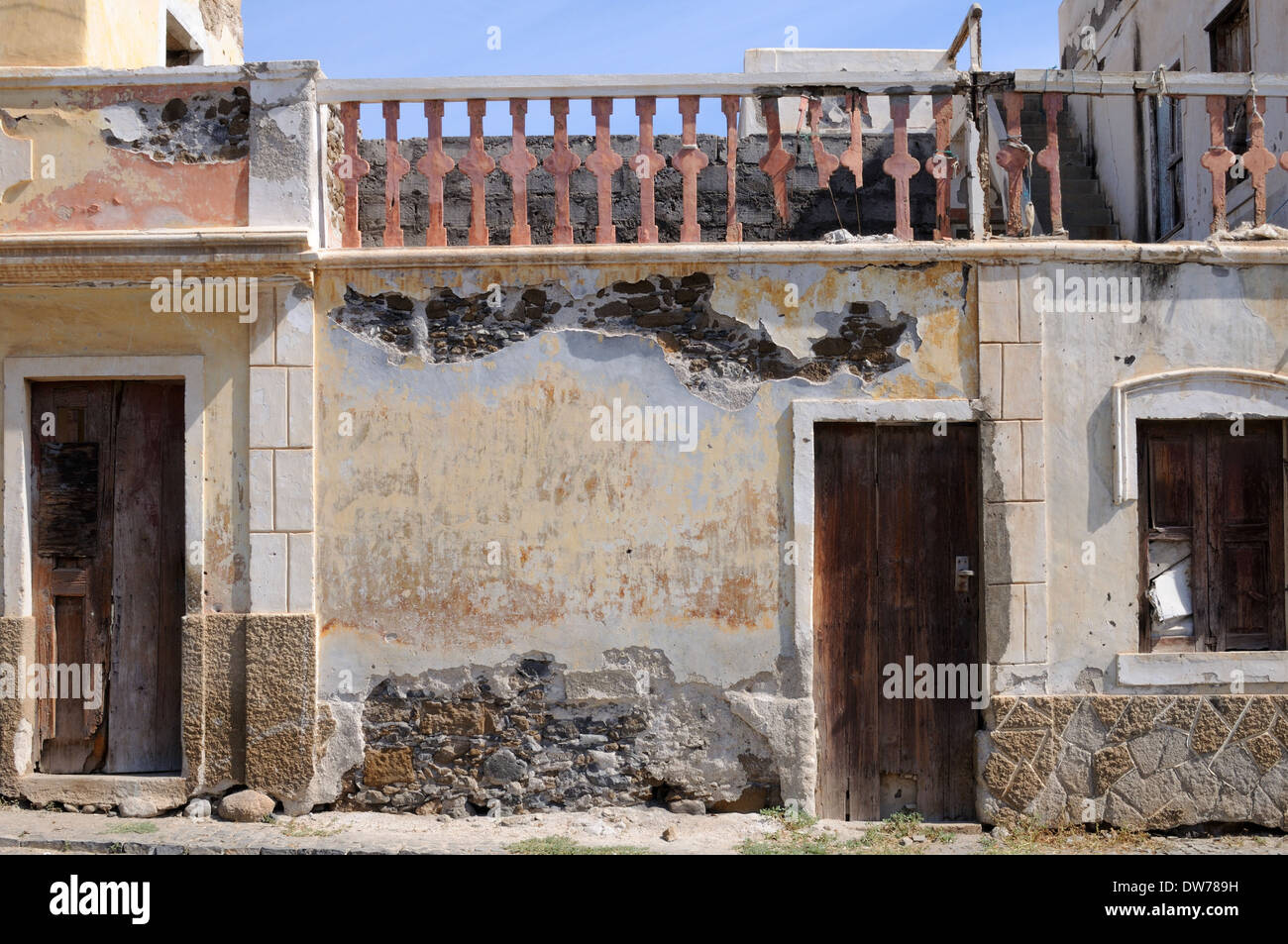 Ein bunt, aber heruntergekommenen Gebäude in Porto Novo, Kap-Verde Inseln, Westafrika. Stockfoto