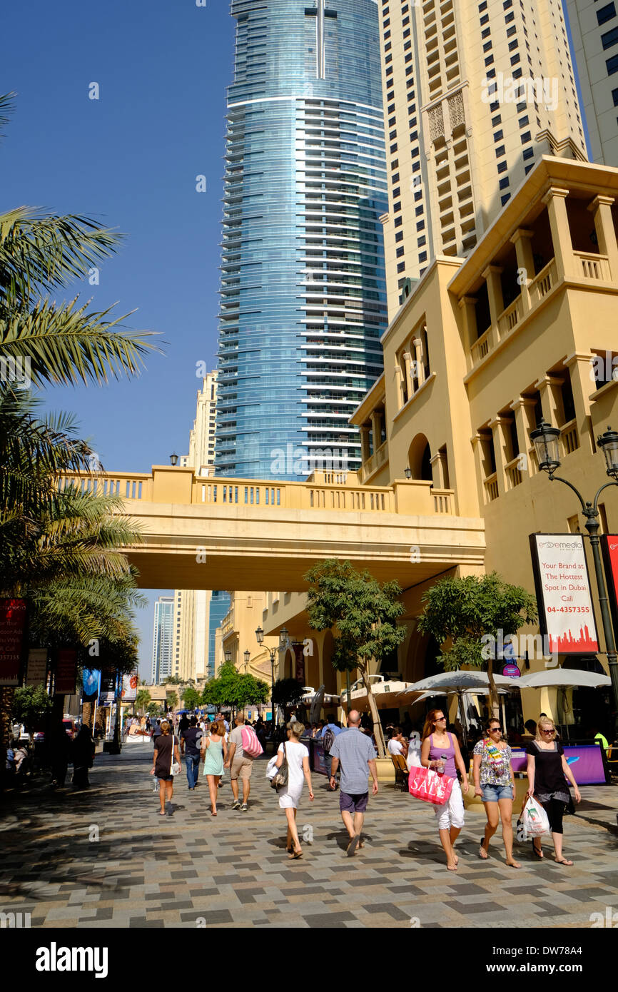 Die zu Fuß zu Geschäften und Restaurants Straße am Jumeirah Beach Residence (JBR) in Dubai Vereinigte Arabische Emirate Stockfoto