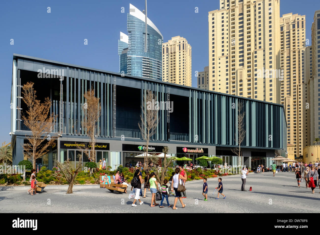 Neue Fußgängerzone Einkaufsmöglichkeiten und Restaurants Promenade neben dem Strand namens The Beach off The Walk in der Jumeirah Beach Residence (JBR) Dubai Stockfoto