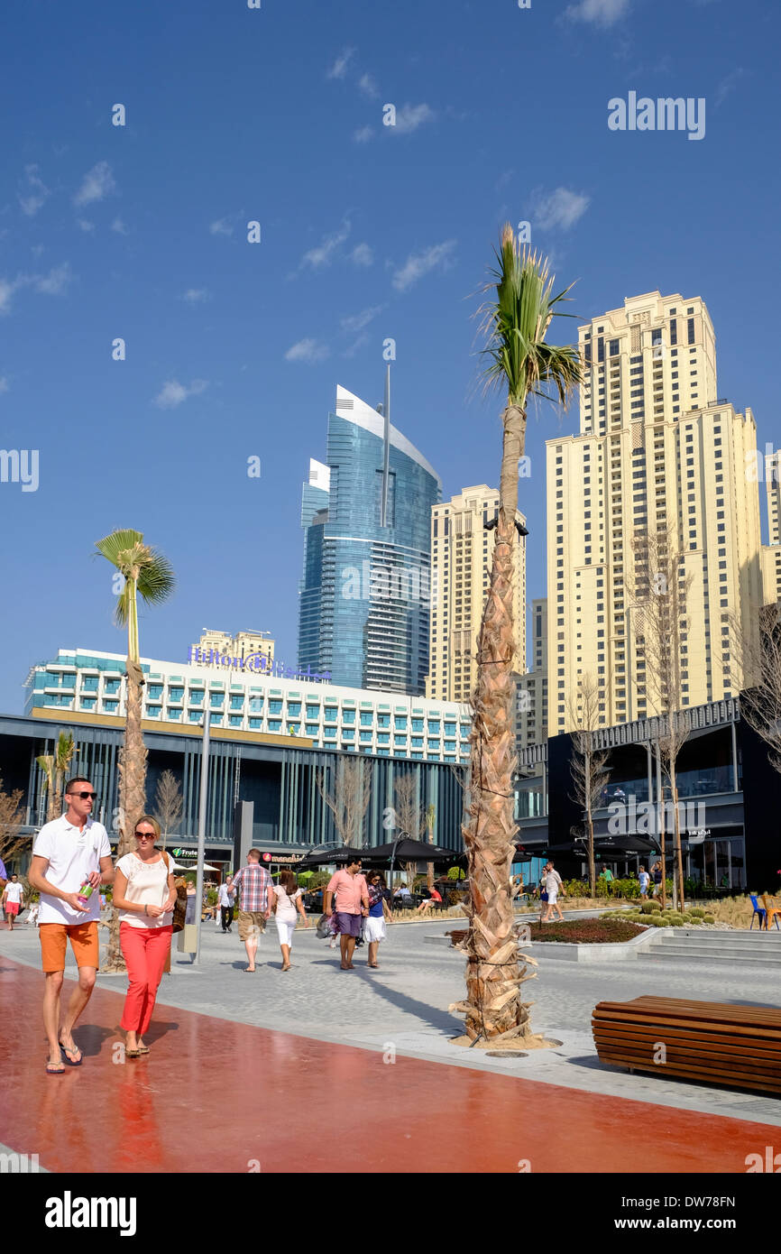 Neue Fußgängerzone Einkaufsmöglichkeiten und Restaurants Promenade neben dem Strand namens The Beach off The Walk in der Jumeirah Beach Residence (JBR) Dubai Stockfoto