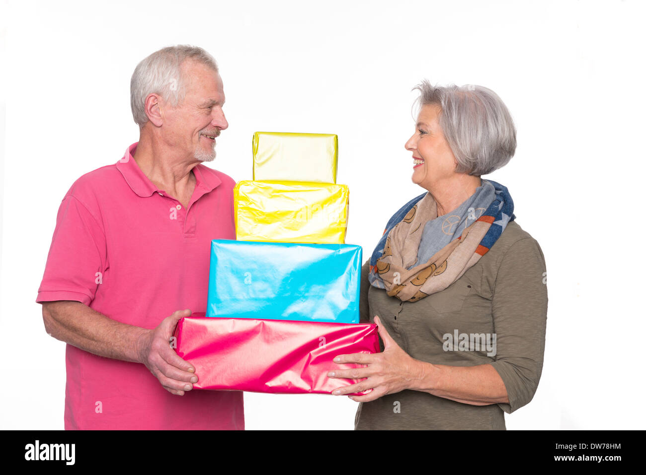 Älteres paar zur Weihnachtszeit vor weißem Hintergrund Stockfoto