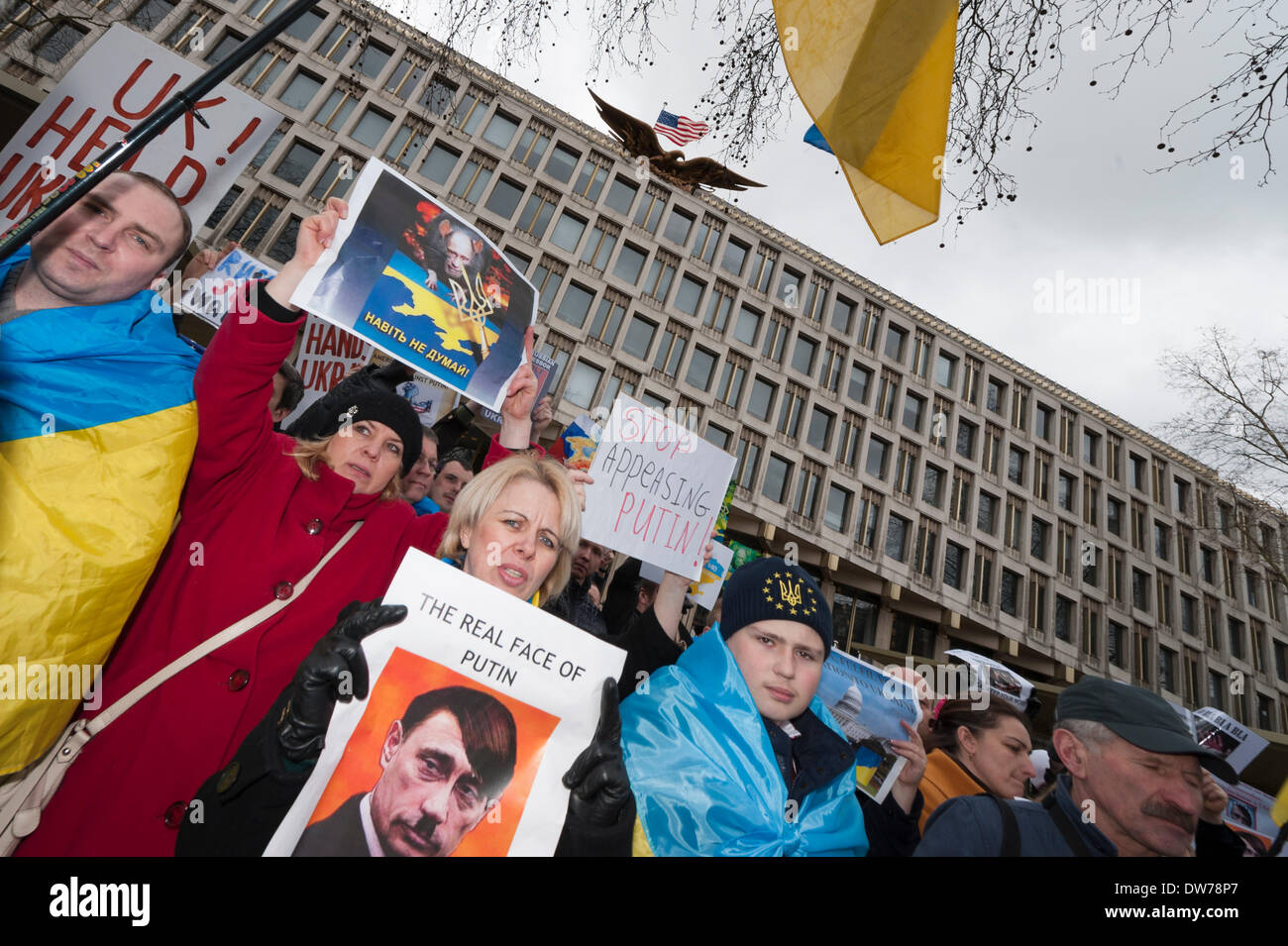 Grosvenor Square, London, UK. 2. März 2014. Eine große Schar von UK basierte Ukrainer und britische Sympathisanten inszeniert einen Protest außerhalb der US-Botschaft in Reaktion auf die Bedrohung der russischen Invasion in die Ukraine und die fehlende Unterstützung für die Budapester Memorandum. Bildnachweis: Lee Thomas/Alamy Live-Nachrichten Stockfoto