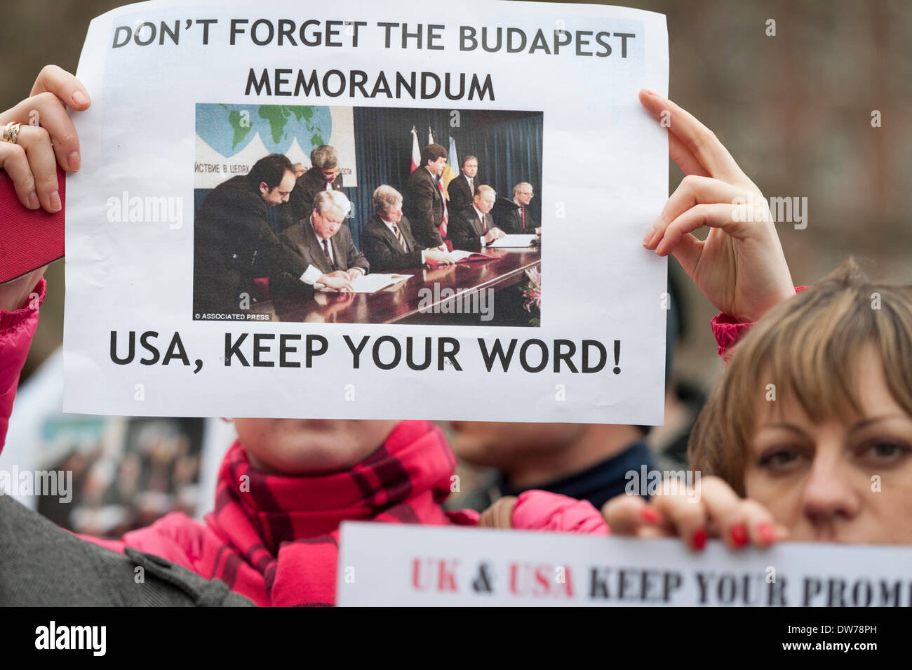 Grosvenor Square, London, UK. 2. März 2014. Eine große Schar von UK basierte Ukrainer und britische Sympathisanten inszeniert einen Protest außerhalb der US-Botschaft in Reaktion auf die Bedrohung der russischen Invasion in die Ukraine und die fehlende Unterstützung für die Budapester Memorandum. Bildnachweis: Lee Thomas/Alamy Live-Nachrichten Stockfoto