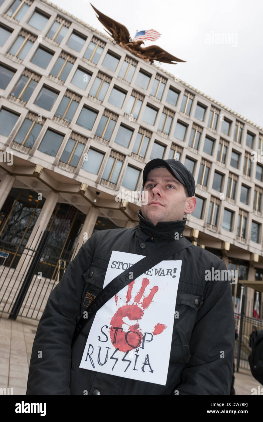 Grosvenor Square, London, UK. 2. März 2014. Eine große Schar von UK basierte Ukrainer und britische Sympathisanten inszeniert einen Protest außerhalb der US-Botschaft in Reaktion auf die Bedrohung der russischen Invasion in die Ukraine und die fehlende Unterstützung für die Budapester Memorandum. Bildnachweis: Lee Thomas/Alamy Live-Nachrichten Stockfoto