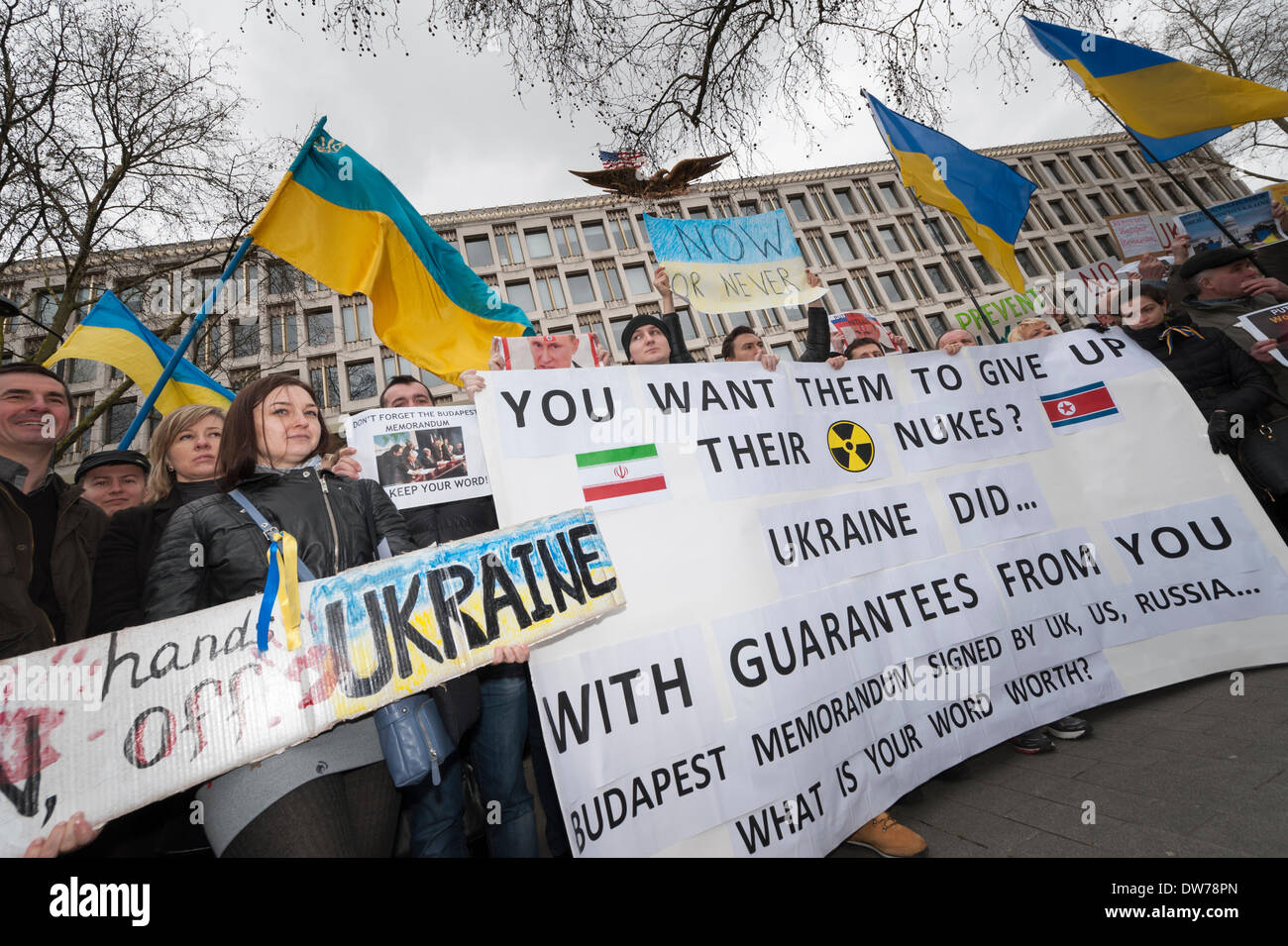 Grosvenor Square, London, UK. 2. März 2014. Eine große Schar von UK basierte Ukrainer und britische Sympathisanten inszeniert einen Protest außerhalb der US-Botschaft in Reaktion auf die Bedrohung der russischen Invasion in die Ukraine und die fehlende Unterstützung für die Budapester Memorandum. Bildnachweis: Lee Thomas/Alamy Live-Nachrichten Stockfoto