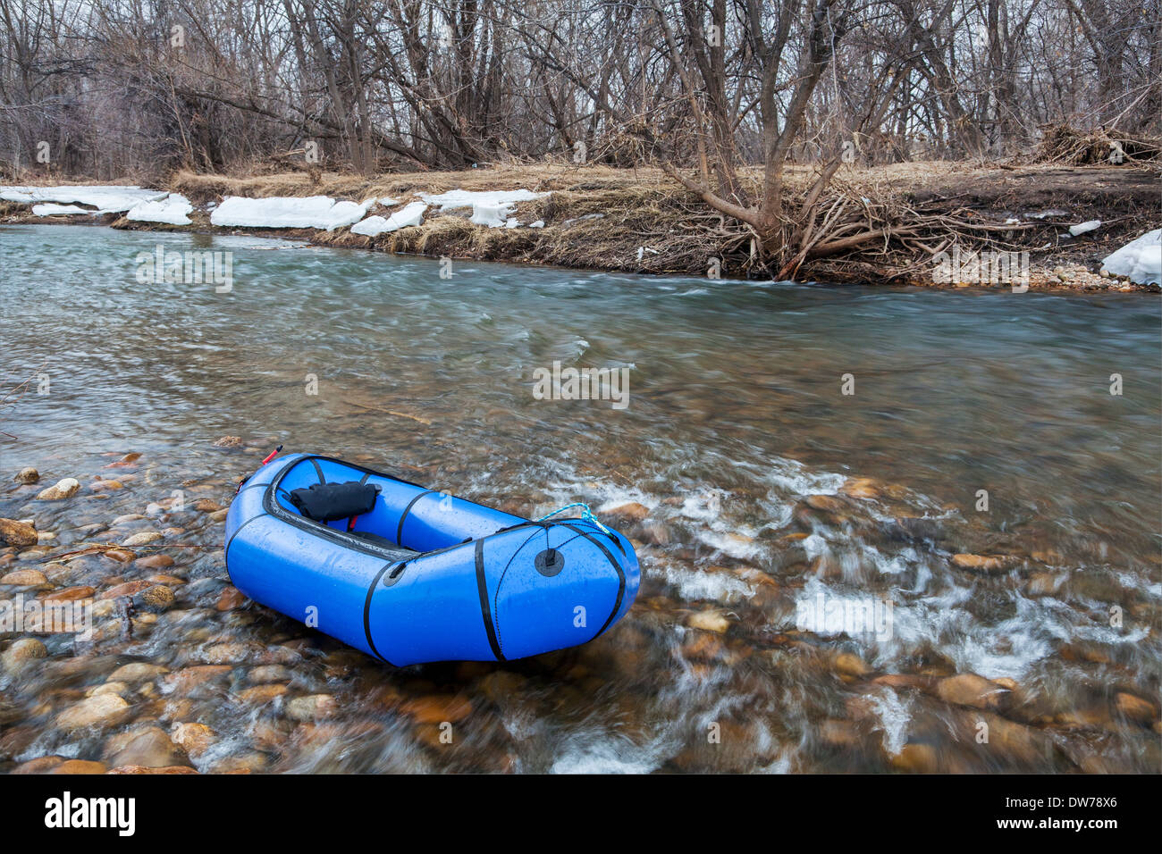 ein Pacraft (ein-Personen-leichte Floß zur Expedition oder Adventure racing) auf einem flachen Fluss Stockfoto