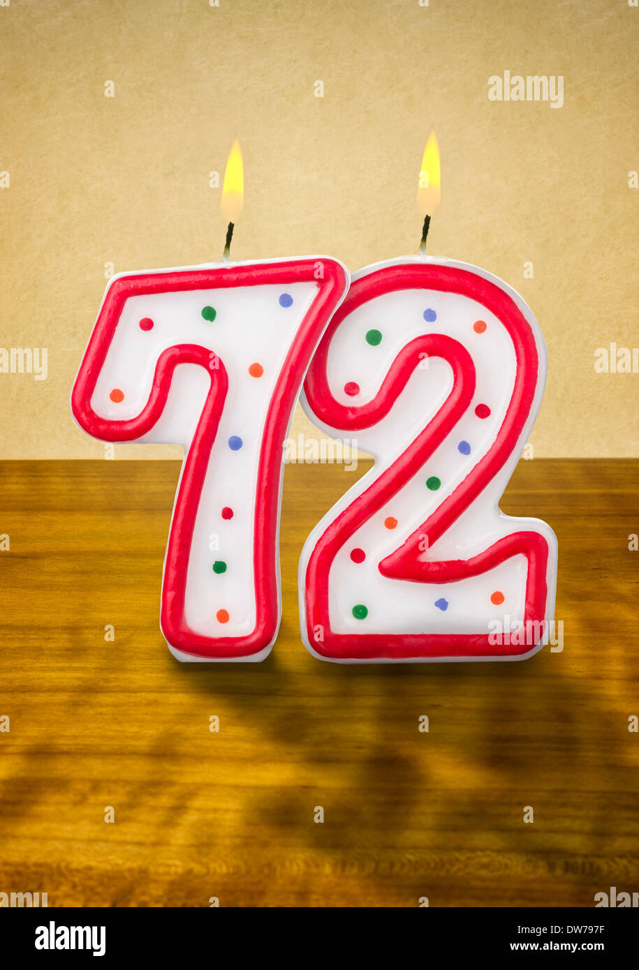 Brennende Geburtstag Kerzen Nummer 72 Stockfoto