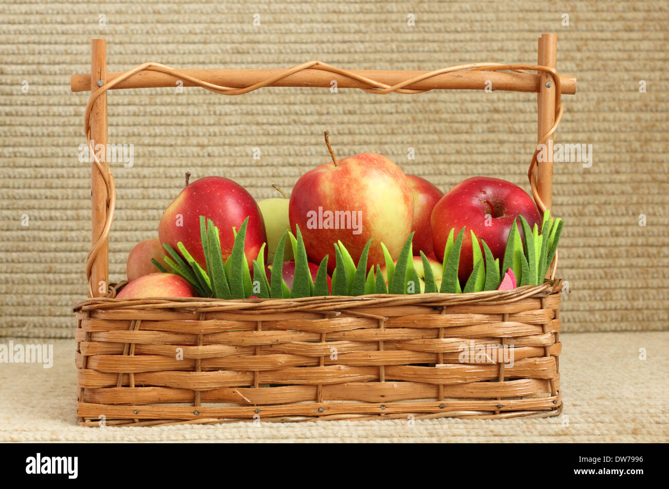 Rote Äpfel in einem Korb Stockfoto