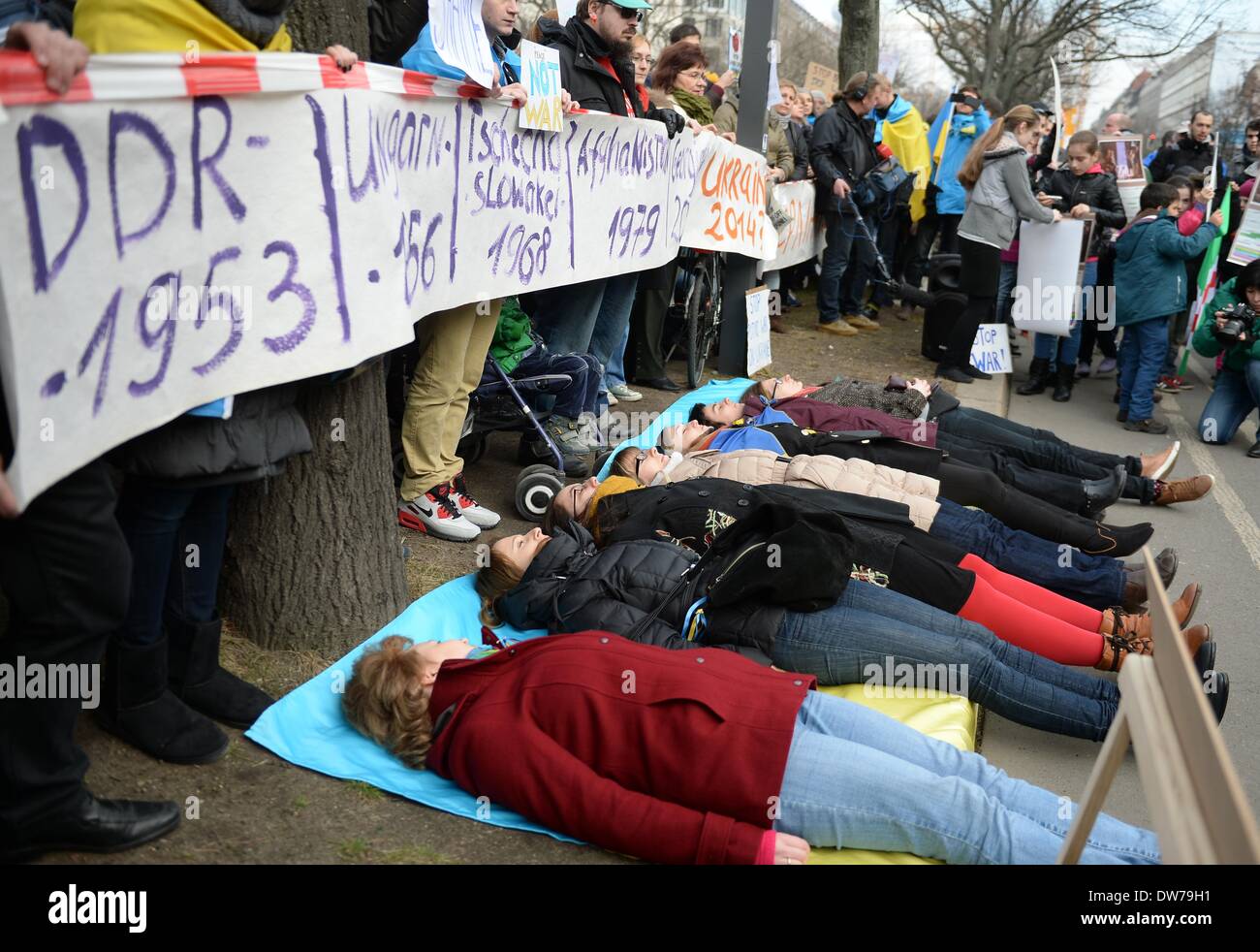 Demonstranten halten einer Schweigeminute zum Gedenken an die Opfer der Machtkämpfe in der Ukraine und erinnere mich an die sowjetisch-russischen Interventionen in der Vergangenheit mit Plakaten lesen "DDR 1953, Ungarn 1956, Tschechoslowakei 1968, Afghanistan 1979, Georgien im Jahr 2008, Ukraine im Jahr 2014?" während einer Demonstration vor der russischen Botschaft in Berlin, Deutschland, 2. März 2014. Mehr als 200 Menschen versammelten sich für den Protest gegen eine mögliche militärische Intervention Russlands in der Ukraine.  Bildnachweis: Dpa picture Alliance/Alamy Live News Stockfoto