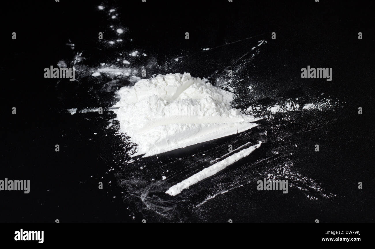 Kokain auf schwarzen Tisch stapeln Stockfoto