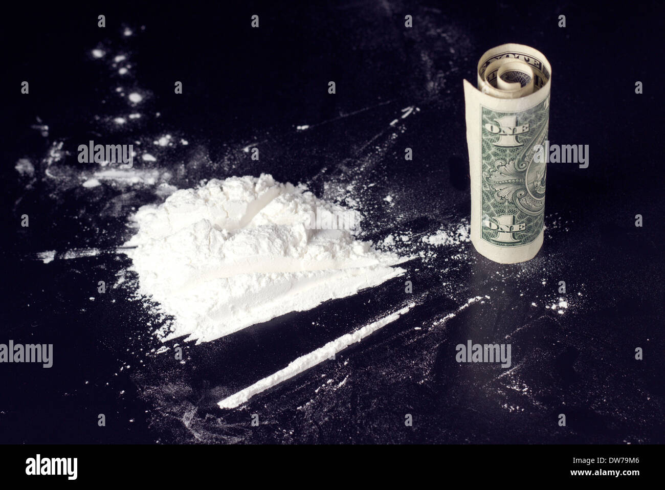 Kokain-Dosis und gewalzten Dollar auf Tisch Stockfoto