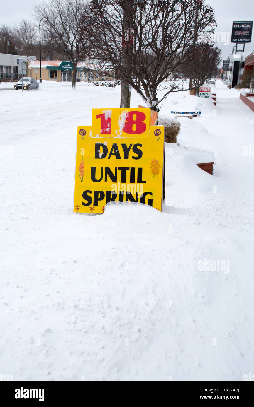 Detroit, Michigan USA - ein Zeichen außerhalb Allemons Landschaft Center kündigt den Ansatz des Frühlings, selbst als ein Sturm mehr Schnee auf Detroit dumps. Mit mehr als 80 Zoll Schnee ist im Winter 2013 / 14 seit 1881 der schneereichsten in Detroit. Bildnachweis: Jim West/Alamy Live-Nachrichten Stockfoto