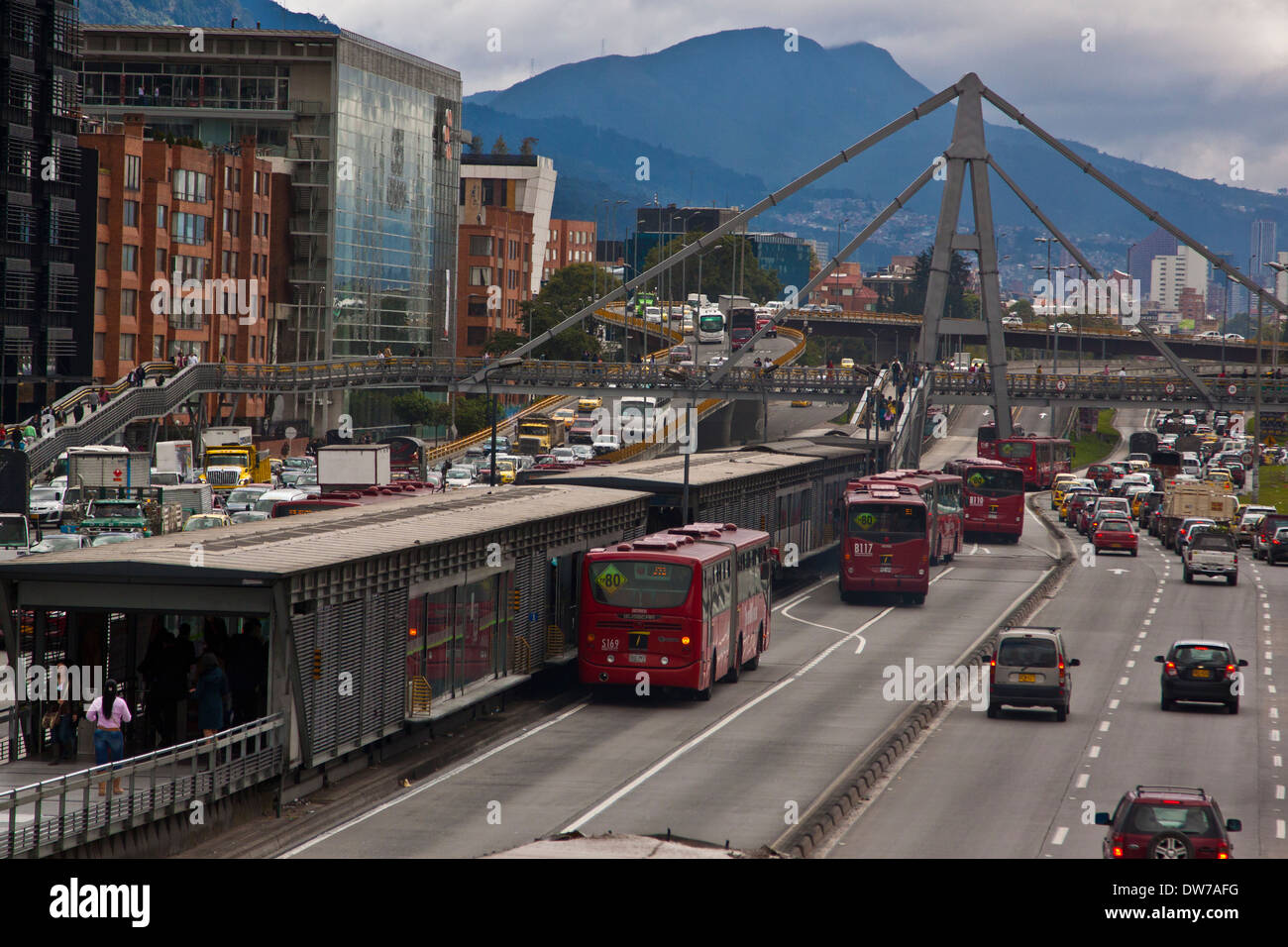 Nord-Bogotá, Kolumbien 100. St Transmilenio station am Nachmittag Verkehr Stockfoto