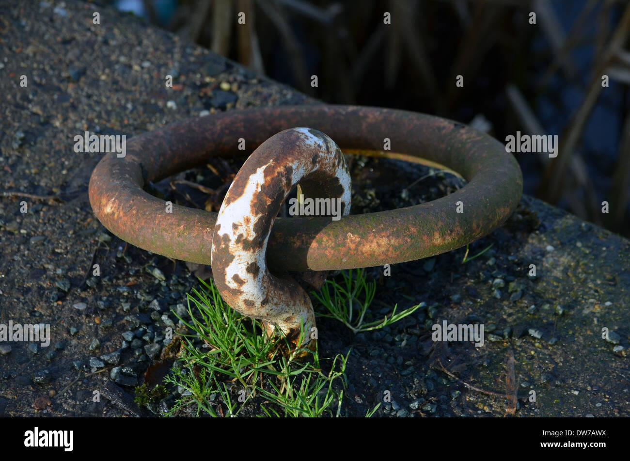 Stahlring an der Seite der Forth & Clyde Canal Stockfoto