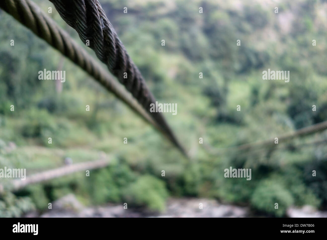 Dicken Stahlseilen einer Hängebrücke in der Manaslu Region Nepals. Stockfoto