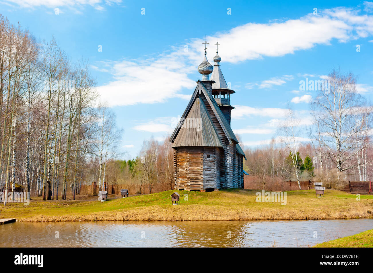 Russische orthodoxe Kirche auf einem Hügel in der Nähe von Wasser Stockfoto