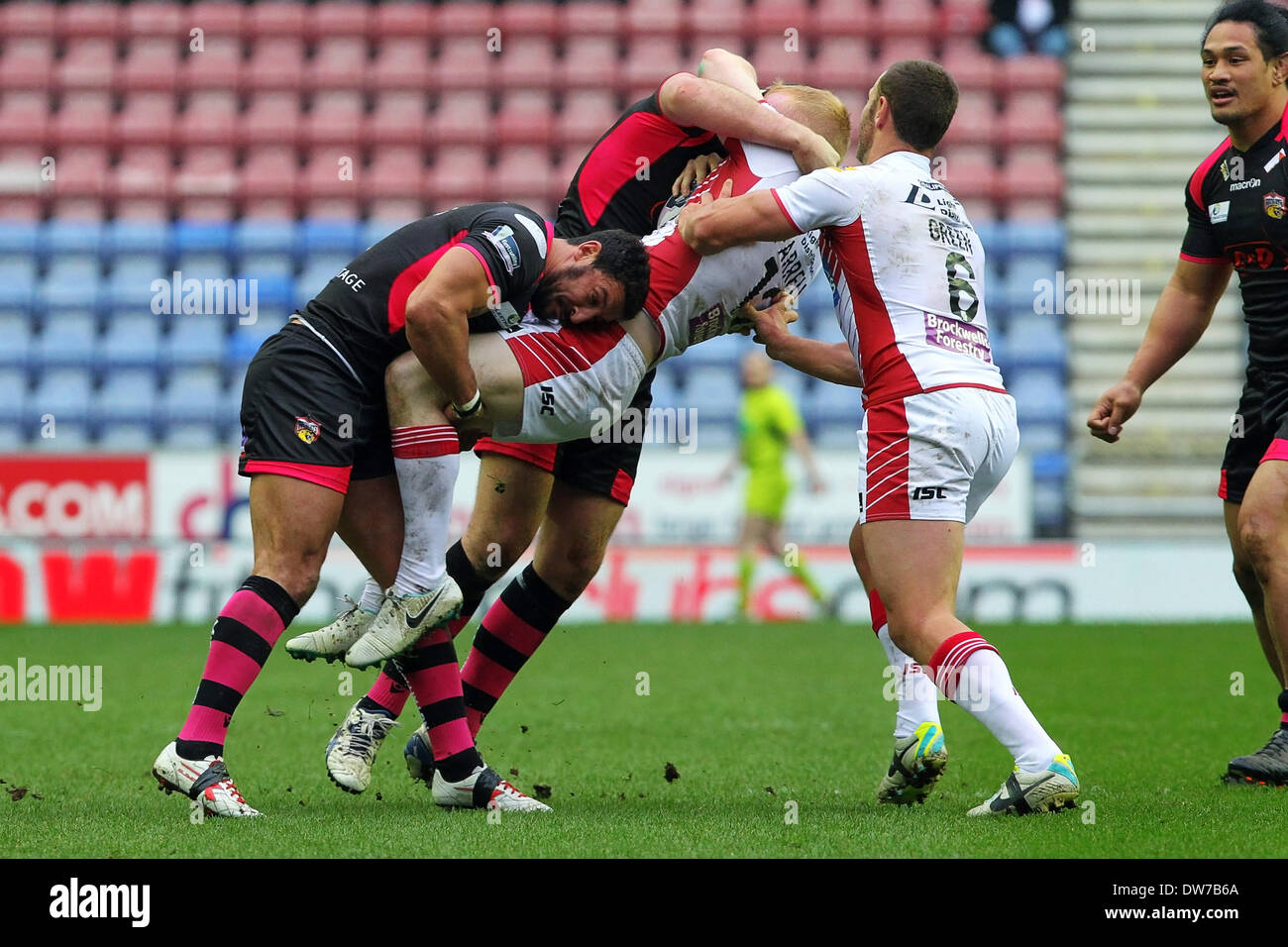 02.03.2014 Wigan, England. Liam Farrell von Wigan Warriors in der Luft während des Rugby Super League-Spiels zwischen Wigan Warriors und Wakefield Wildcats aus der DW-Stadion in Angriff genommen wird. Stockfoto