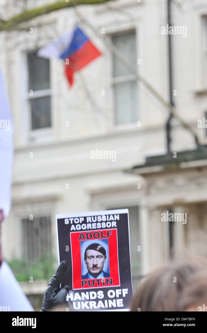Notting Hill Gate, London, UK. 2. März 2014. Ukrainer halten Banner gegenüber der russischen Botschaft in einem Protest gegen die Intervention in der Ukraine. Bildnachweis: Matthew Chattle/Alamy Live-Nachrichten Stockfoto
