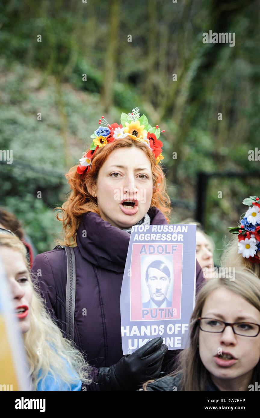 Brüssel, Belgien. 2. März 2014. Ukrainische Demonstranten während einer Demonstration vor Russland Botschaft in Brüssel auf 02.03.2014 Automaidan â?? eine organisierte Auto Prozession beendet vor der das Gebäude der Botschaft zum protest gegen Russlands aggressive Politik gegenüber der Ukraine Wiktor Dabkowski Kredit: Dpa picture-Alliance/Alamy Live News Stockfoto