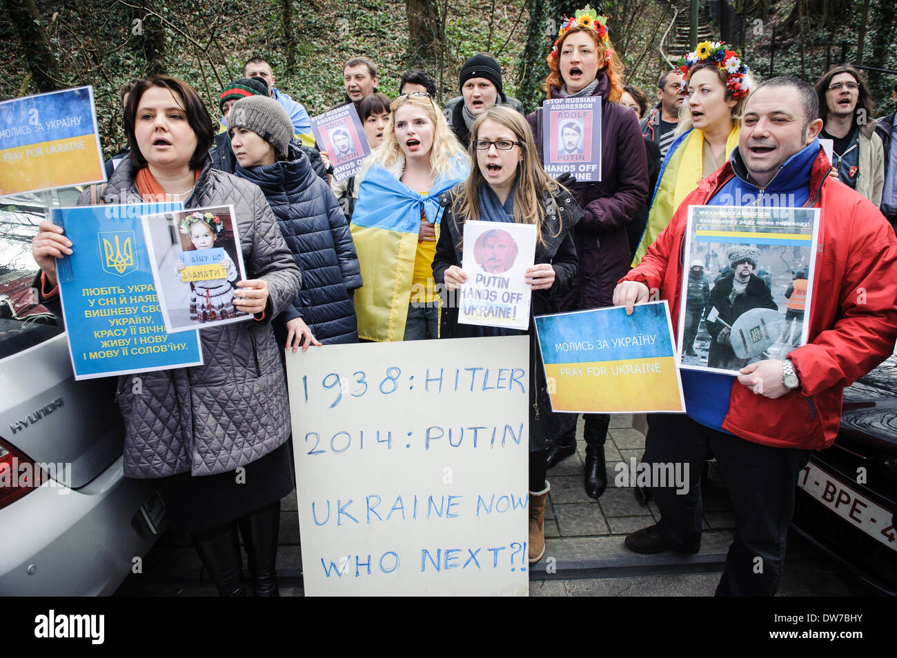 Brüssel, Belgien. 2. März 2014. Ukrainische Demonstranten während einer Demonstration vor Russland Botschaft in Brüssel auf 02.03.2014 Automaidan â?? eine organisierte Auto Prozession beendet vor der das Gebäude der Botschaft zum protest gegen Russlands aggressive Politik gegenüber der Ukraine Wiktor Dabkowski Kredit: Dpa picture-Alliance/Alamy Live News Stockfoto