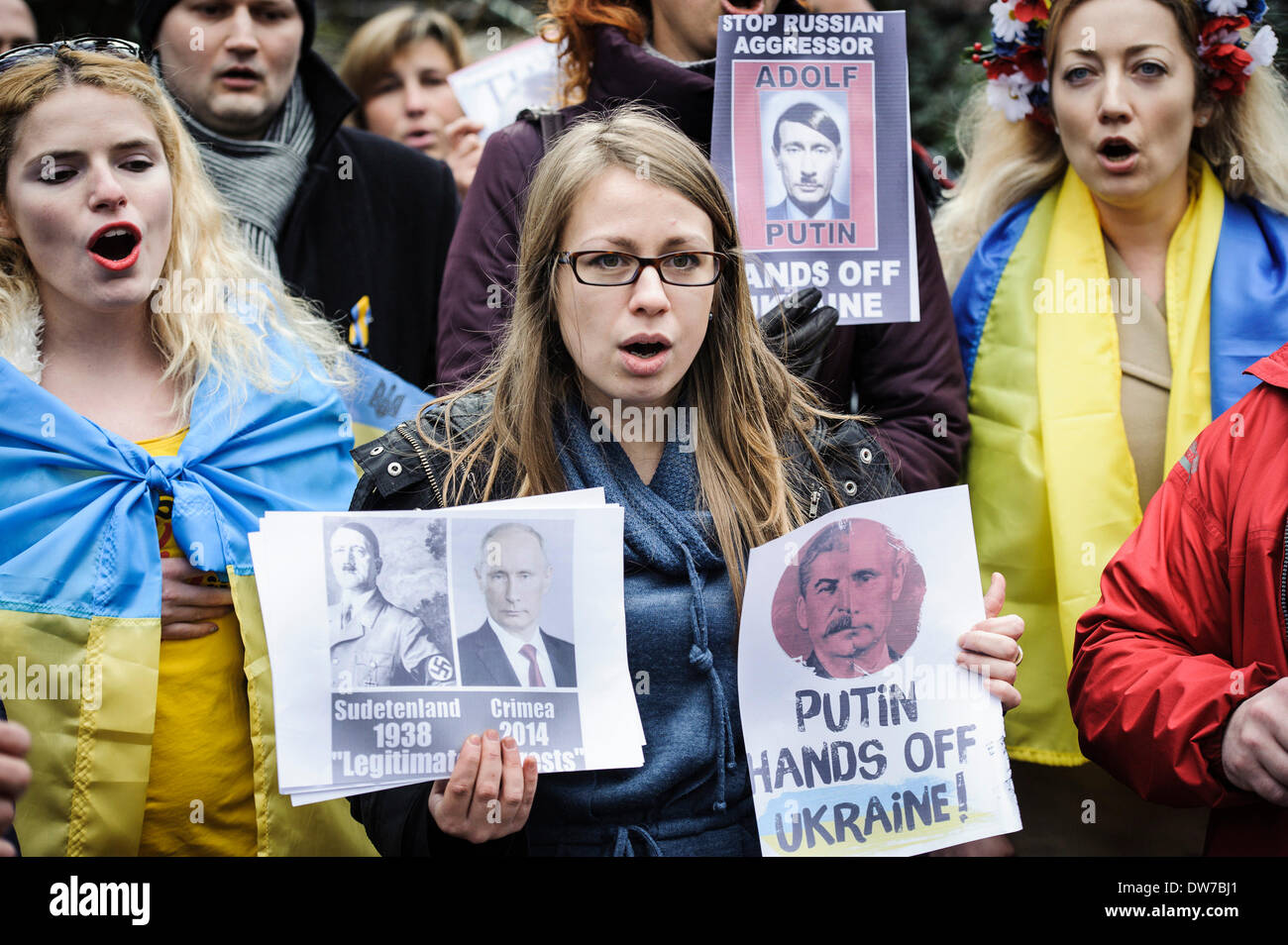 Brüssel, Belgien. 2. März 2014. Ukrainische Demonstranten während einer Demonstration vor Russland Botschaft in Brüssel auf 02.03.2014 Automaidan â?? eine organisierte Auto Prozession beendet vor der das Gebäude der Botschaft zum protest gegen Russlands aggressive Politik gegenüber der Ukraine Wiktor Dabkowski Kredit: Dpa picture-Alliance/Alamy Live News Stockfoto