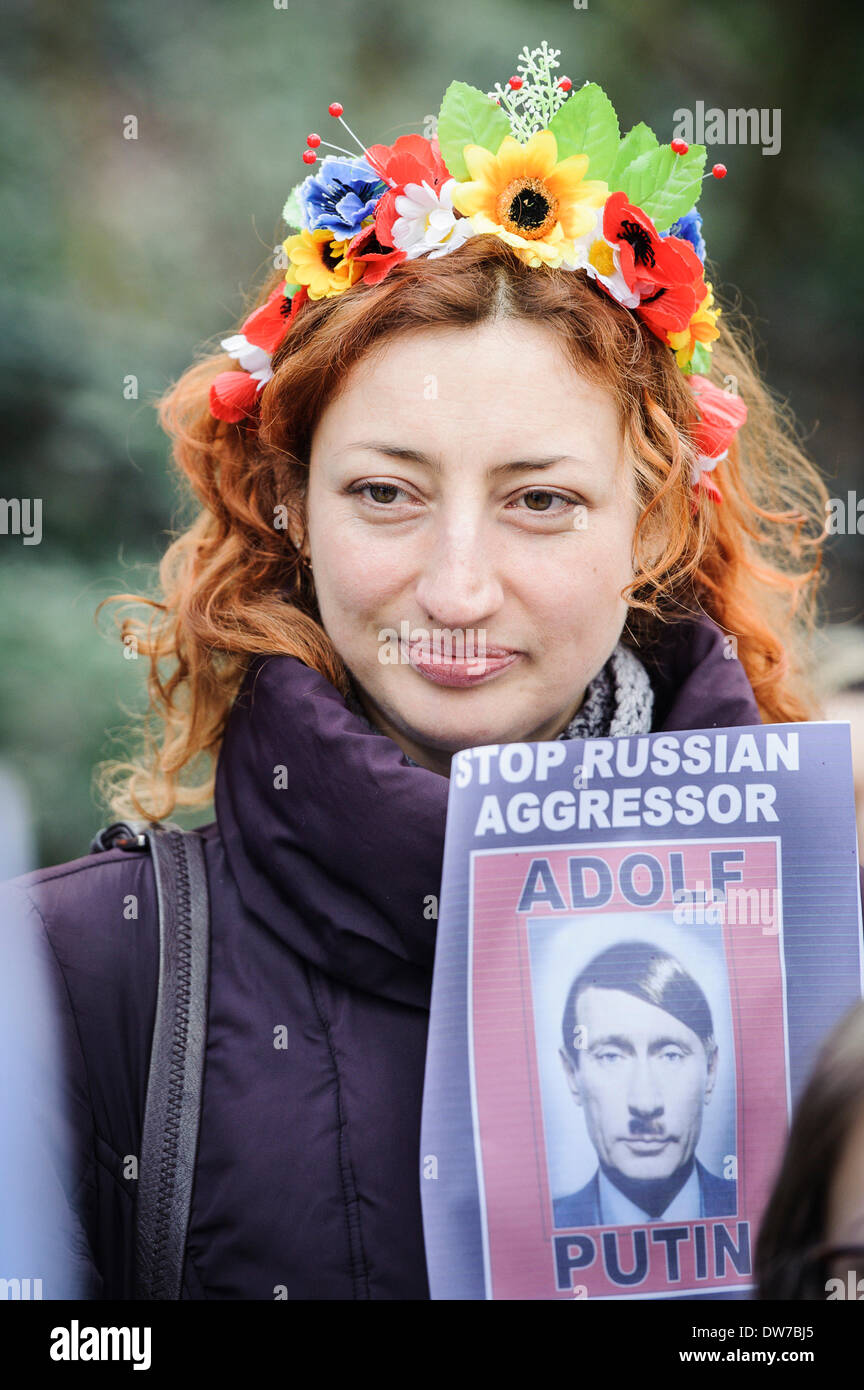 Brüssel, Belgien. 2. März 2014. Ukrainische Demonstranten während einer Demonstration vor Russland Botschaft in Brüssel auf 02.03.2014 Automaidan â?? eine organisierte Auto Prozession beendet vor der das Gebäude der Botschaft zum protest gegen Russlands aggressive Politik gegenüber der Ukraine Wiktor Dabkowski Kredit: Dpa picture-Alliance/Alamy Live News Stockfoto