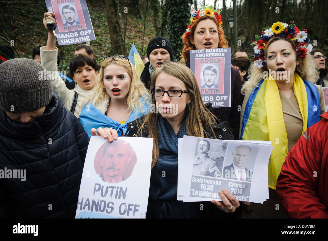 Brüssel, Belgien. 2. März 2014. Ukrainische Demonstranten während einer Demonstration vor Russland Botschaft in Brüssel auf 02.03.2014 Automaidan â?? eine organisierte Auto Prozession beendet vor der das Gebäude der Botschaft zum protest gegen Russlands aggressive Politik gegenüber der Ukraine Wiktor Dabkowski Kredit: Dpa picture-Alliance/Alamy Live News Stockfoto