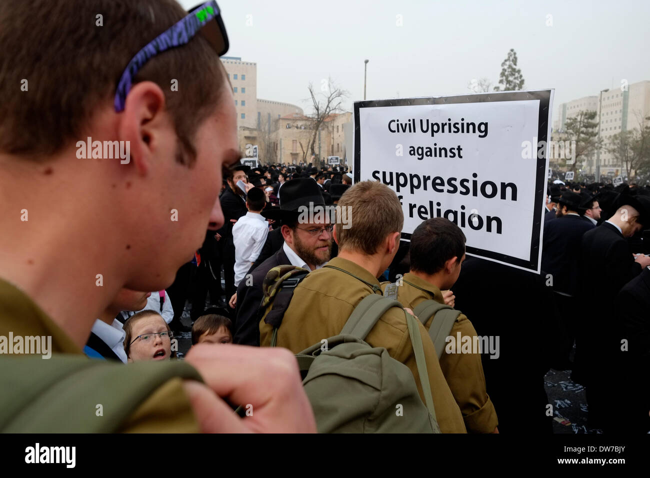 Israelische Soldaten den Weg durch eine Menschenmenge von Demonstranten bei einem massenprotest von ultra-orthodoxen Juden über Pläne Wehrpflichtigen ihre jungen Männer zum Wehrdienst in Jerusalem Israel am 02. März 2014 wütend. Die massive Demonstration gegen eine Rechnung, die den Wehrdienst unter den Mitgliedern der Israelischen ultra-orthodoxen Gemeinschaften verbessern würde. Veranstalter berechnet die Veranstaltung als 'Million-Protest' Stockfoto